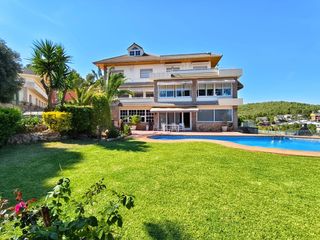 Casa a Montmar. Espectacular finca con tres edificaciones y vistas al mar en cas