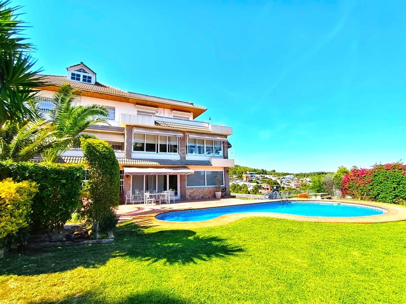 Foto 52bad240-b0ad-47c5-9505-cf86a65ce55c. Casa amb calefacció aparcament piscina a Montmar Castelldefels