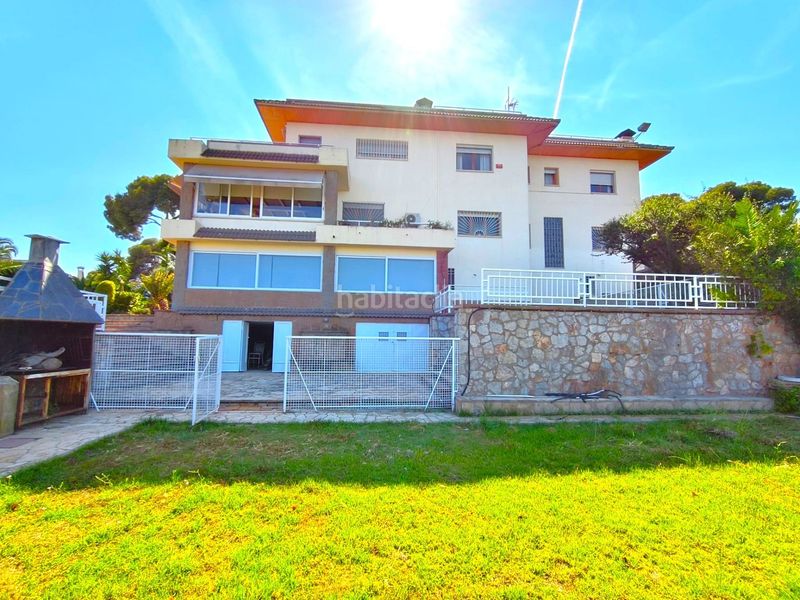 Foto f845e607-f9b4-4aed-a867-72ab5a54b0bd. Casa amb calefacció aparcament piscina a Montmar Castelldefels