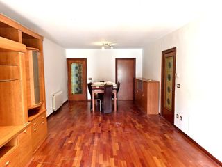 Appartement à Valls. Piso en el centro de valls de 3 habitaciones, trastero y posibil