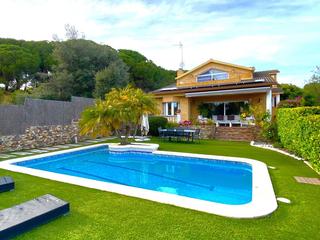 Casa a Urbanitzacions. Magnifico chalet con vistas al mar y piscina privada.