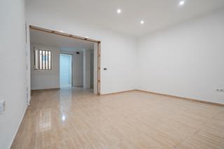Piso  Carrer alt del carme. Piso con excelente ubicación para estudiantes