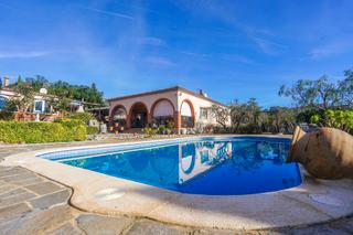 Chalet  Carrer de portugal. Chalet a una sola planta con gran parcela y piscina en urbanizac