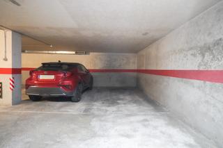 Autoparkplatz in Carrer de carles riba 2. Plaza de parking amplia