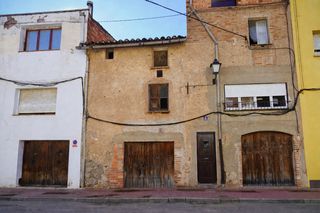 Reihenhaus  Carrer ramón y cajal. Casa de pueblo con gran jardín y potencial en vilallonga