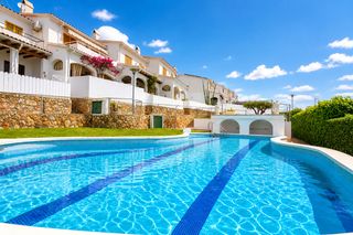 Casa adosada en Els Masos - Els Garrofers. Casa adosada con vistas al mar y 2 piscinas en comarruga