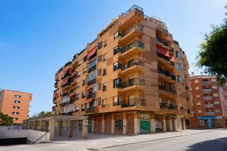Appartement  Carrer de l'alcalde joan bertran. Amplio piso con patio, terraza y 2 plazas de parking en reus