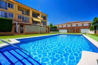 Reihenhaus  Carrer dels motllats. Casa adosada con piscina, pistas deportivas y terrazas en sol i