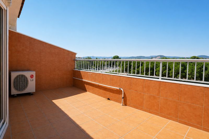 Foto 03a9052b-d913-4a96-9fe3-668c0f8a946d. Casa adossada amb calefacció aparcament piscina a Reus