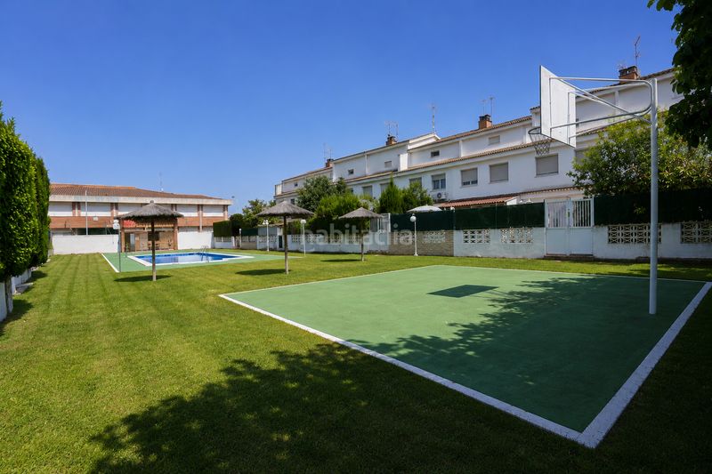 Foto 2022f4ed-0ee5-40c5-8922-483073527c79. Casa adossada amb calefacció aparcament piscina a Reus