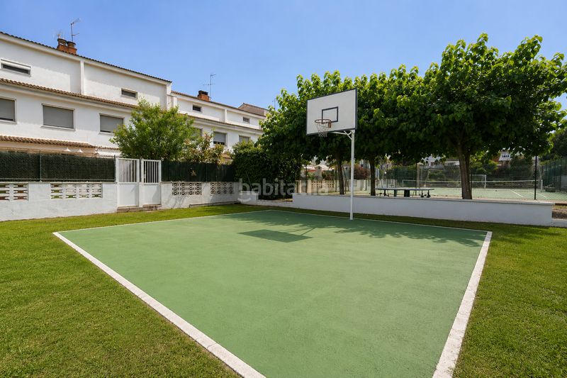 Foto b28301cd-3e81-4dad-9f89-9c118e608ead. Casa adossada amb calefacció aparcament piscina a Reus