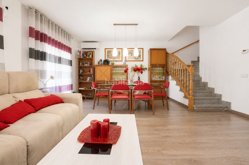 Foto bd97fa95-1529-42f0-8ded-c4efee77193a. Casa adossada amb calefacció aparcament piscina a Reus