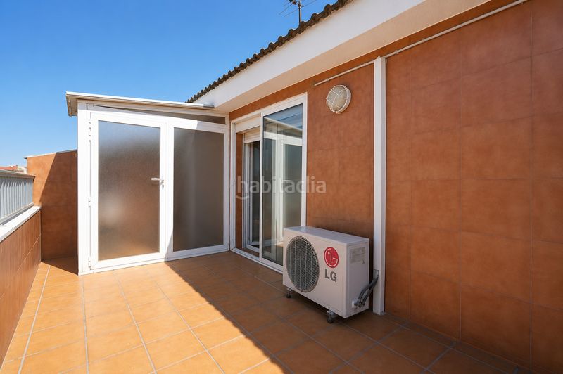 Foto cd219cf5-d5aa-4319-8a34-831ffd35cfd1. Casa adossada amb calefacció aparcament piscina a Reus