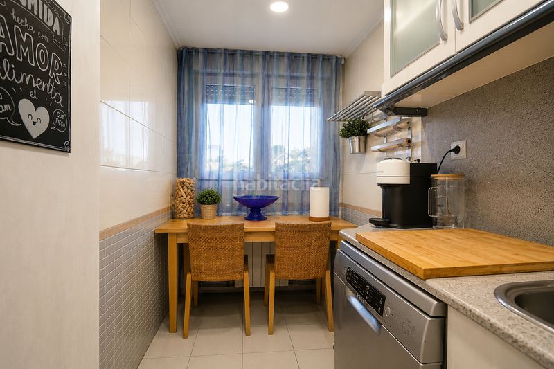 Foto f83a7491-b4f9-4be8-8713-b8e05e2c0da5. Casa adossada amb calefacció aparcament piscina a Reus
