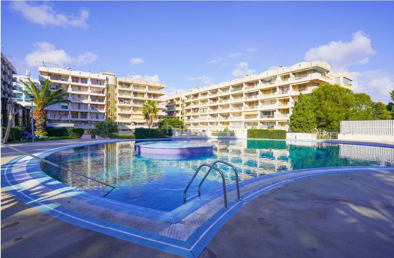 Foto a242d6ec-cf18-40d0-a4fc-1f40c95b44b1. Pis amb piscina a Mar i Camp - Platja dels Capellans Salou