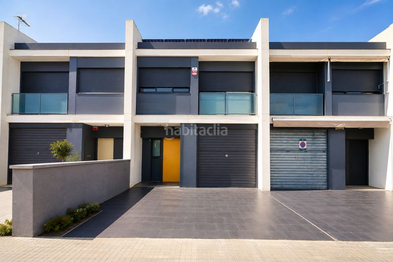 Foto f723c801-e225-463e-8ac5-8c000d47e45a. Casa adossada amb calefacció aparcament a Mestral Reus
