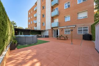 Piso  Carrer de girona. Planta baja de 3 habitaciones con terraza de 100 m² y parking in