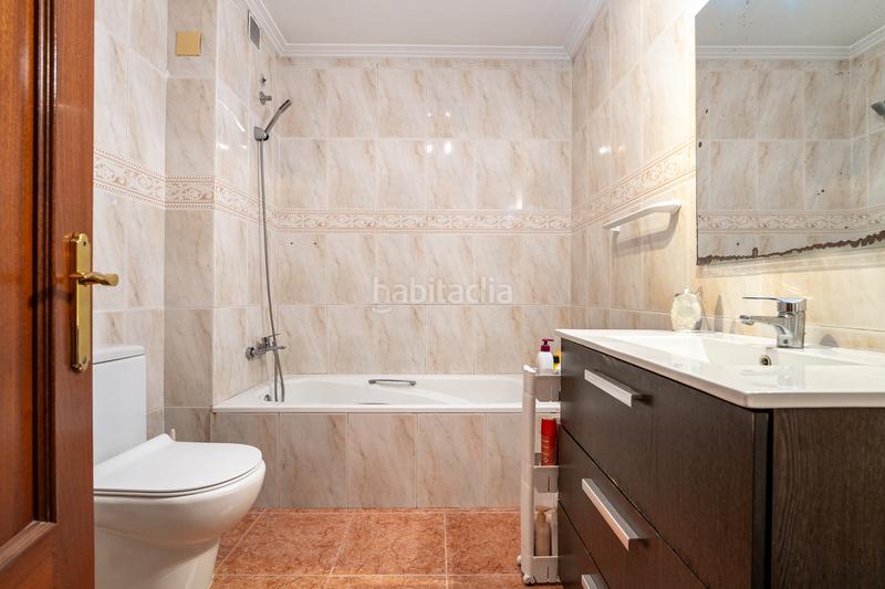 Foto 91862bd2-4a1c-4d26-b9f6-654536ba79a2. Casa adossada amb xemeneia calefacció aparcament a Reus