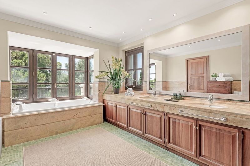 Foto c02bf2f8-aeb1-43a9-866e-06051c1a3917. Chalet en Sierra Blanca Marbella