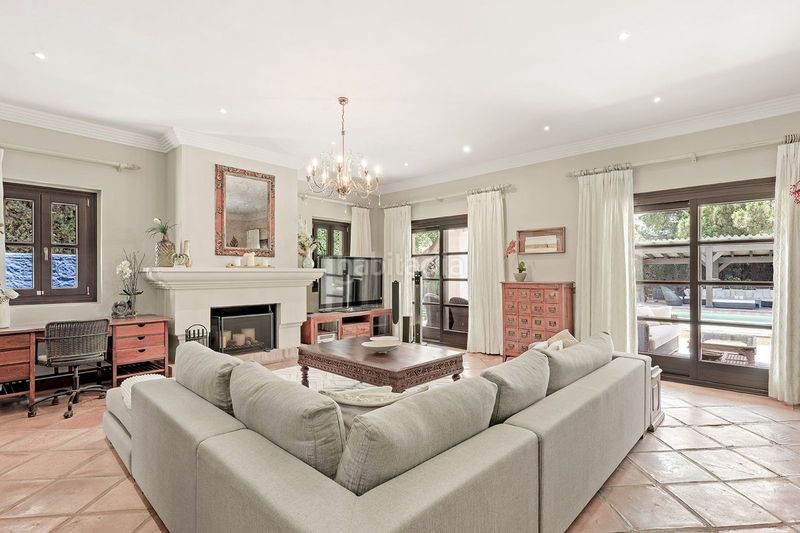 Foto c4fa49a7-b678-4d78-a11f-f4552b8933f0. Xalet amb aparcament piscina a Sierra Blanca Marbella