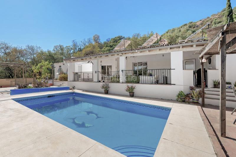 Foto 0a711111-d784-4f73-a65b-43ba206bdd01. Country house with parking pool in altos de Estepona Estepona