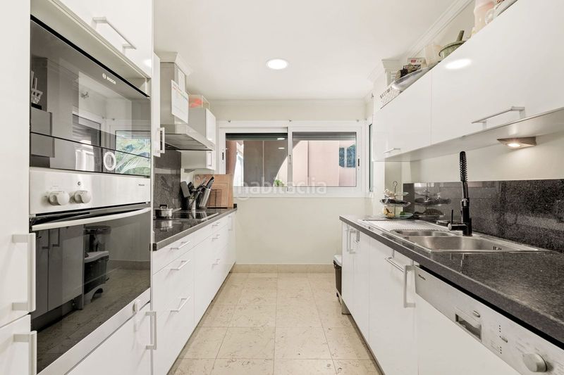 Foto 814eb286-ac0e-4b6e-8ec0-76a30a1f3012. Apartament amb aparcament piscina a Los Naranjos Marbella