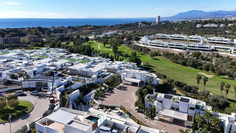 Foto 1540aa15-d9d2-49ca-85b7-5c4917fc06a3. Àtic amb aparcament piscina a bahía de Marbella Marbella