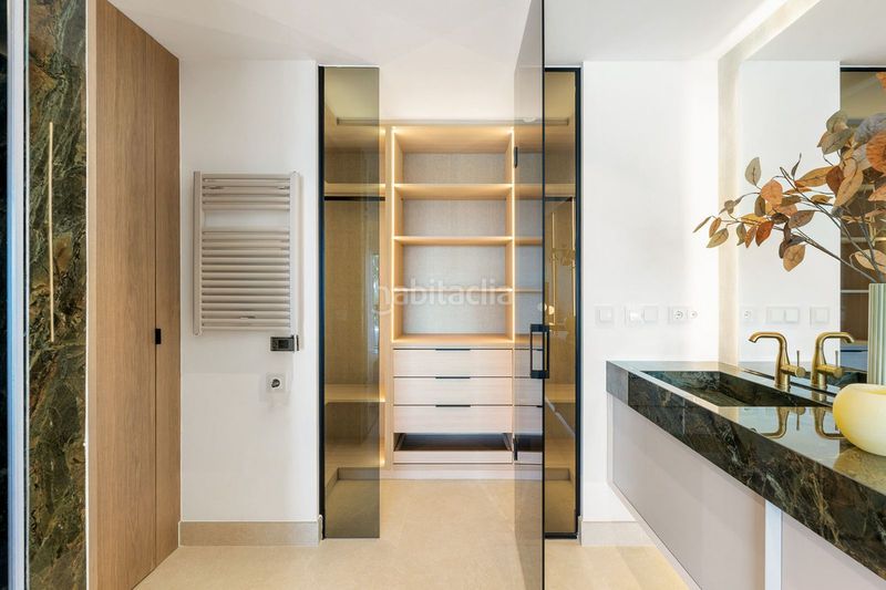 Foto 2c6325df-24c3-4cf6-842d-f458a924e021. Apartament amb aparcament piscina a El Velerín Estepona