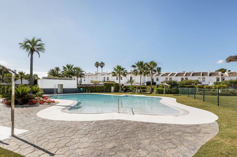 Foto 495cee77-6321-4727-a945-e4729283c140. Dúplex amb aparcament piscina a Bahía Dorada Estepona