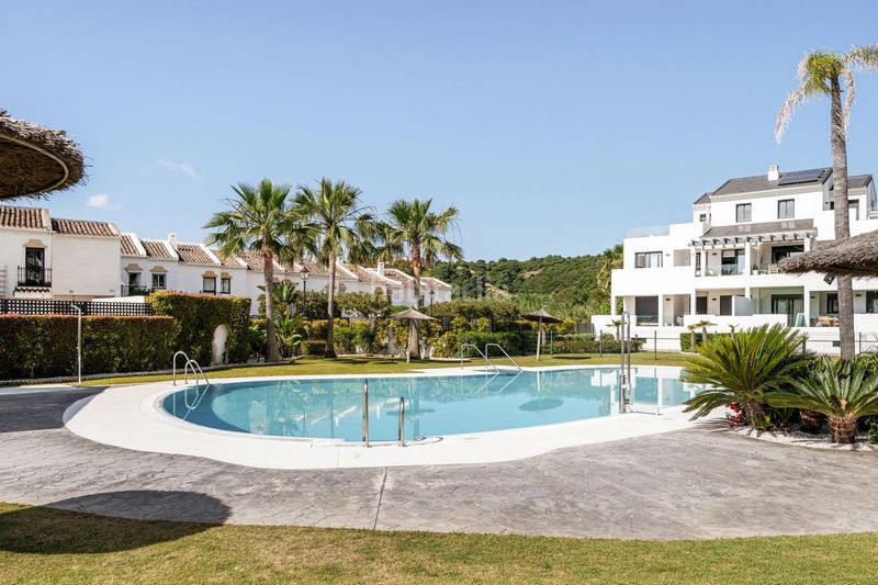 Foto bad3f9c0-a0e0-49c3-b4a4-e702f85eca5e. Dúplex amb aparcament piscina a Bahía Dorada Estepona