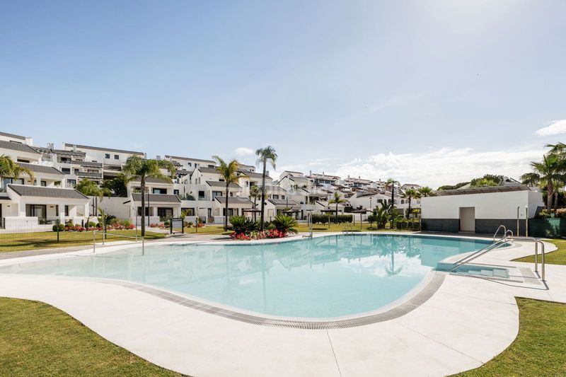 Foto bd3a4845-a51d-4210-a22c-89f63a847a1d. Dúplex amb aparcament piscina a Bahía Dorada Estepona