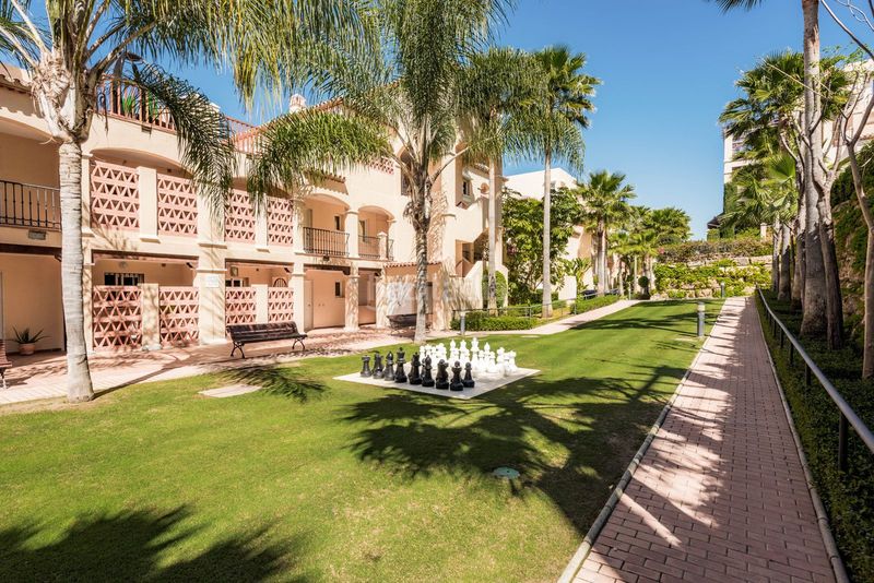 Foto 9a11be88-c196-4f3b-875f-76afef2b617d. Apartament amb aparcament piscina a Benatalaya Estepona