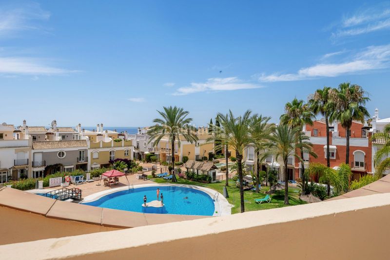 Foto fc83f39c-d981-49ba-9fb7-0f2628f5b600. Casa adosada en bahía de Marbella Marbella