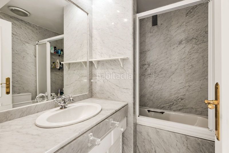 Foto e70a6f5b-d471-458e-a6bc-6144ee1f574e. Apartament amb aparcament piscina a El Bajondillo Torremolinos