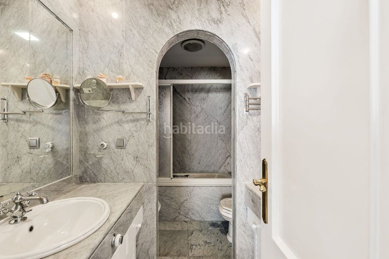 Foto ea172b1c-4292-4c5a-91e4-43f6471f08c2. Apartament amb aparcament piscina a El Bajondillo Torremolinos