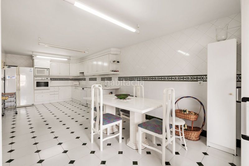 Foto ee5693b3-fde5-4f1f-bd7f-c6f5f4e95080. Apartament amb aparcament piscina a El Bajondillo Torremolinos