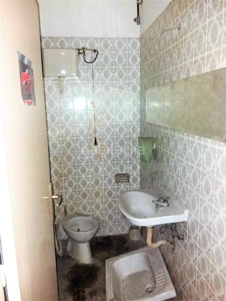 Foto a9d2f5cf-6e1e-4afe-b34b-e131bdc92307. Local comercial a Cementiri Vell Santa Coloma de Gramenet