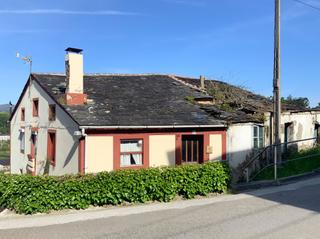 Casa a Calle la galea 41. Casa para restaurar y solar urbano en vegadeo