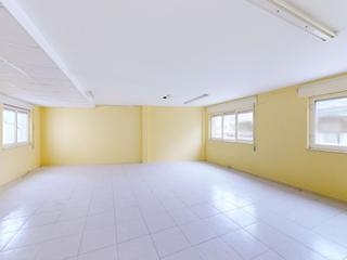 Locale commerciale  Avenida álvaro cunqueiro. Local en entreplanta en el centro de foz