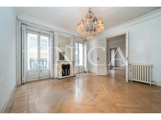 Piso en Justicia-Chueca. Esquinazo en altura segregable reformado con 9 balcones a la cal