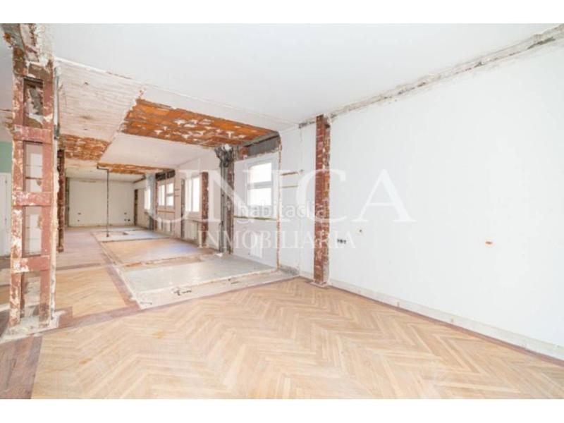 Foto a9afded4-df71-4694-8342-9b78d97dd3ac. Piso oportunidad de reforma con garaje en zona prime de Almagro en Madrid