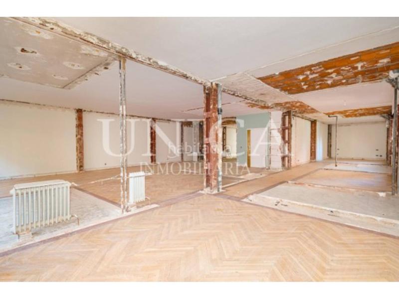 Foto bc6faf29-35c0-47c8-8a57-b659885d708c. Piso oportunidad de reforma con garaje en zona prime de Almagro en Madrid