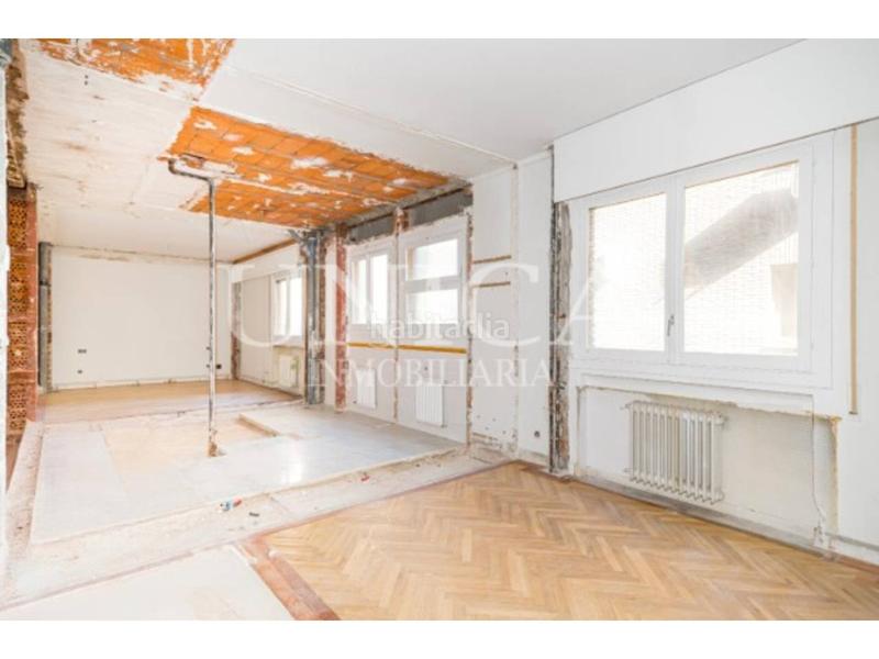 Foto e53a9089-9179-4660-8665-7cf4953a4185. Piso oportunidad de reforma con garaje en zona prime de Almagro en Madrid