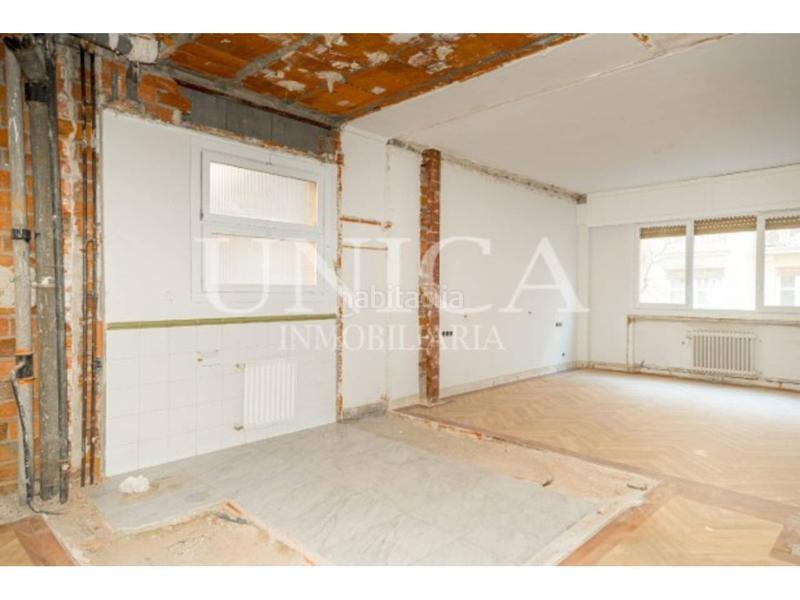 Foto f874433b-1d11-4bd0-82d3-71ce950bb085. Piso oportunidad de reforma con garaje en zona prime de Almagro en Madrid