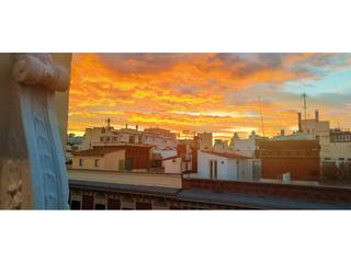 Pis a Ibiza. Planta alta con tres balcones y vistas al retiro