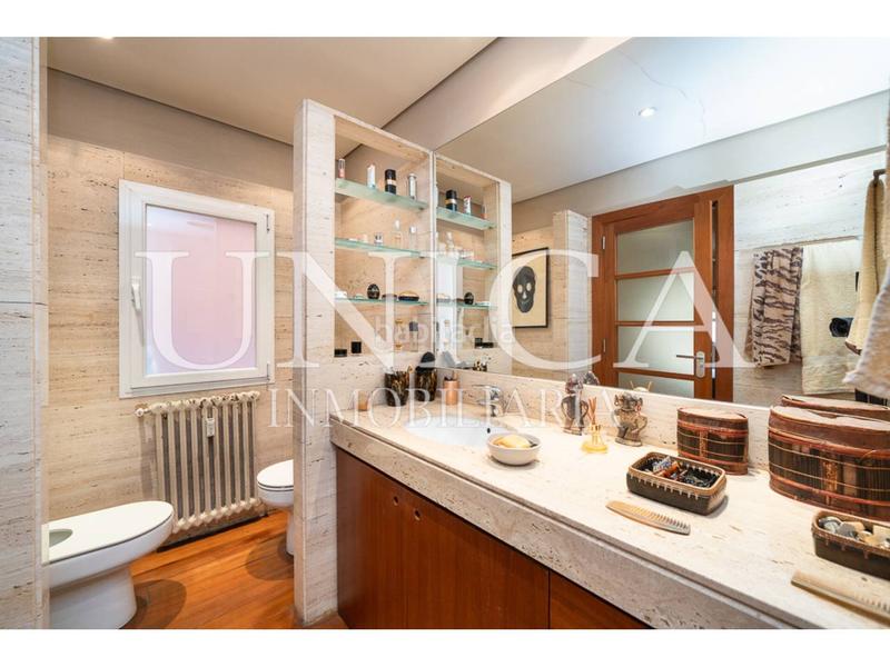 Foto d0da16b3-643d-4c53-a7c7-5950d6cc134a. Piso vivienda con plaza de garaje en buena finca dEl Viso en Madrid