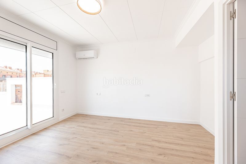 Foto 002f92ae-ba84-41eb-87e5-276dce5c6e46. Casa adossada amb aparcament a La Serreta Rubí