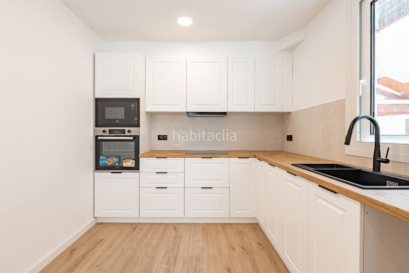 Foto b5dd62a0-64ac-4511-bdae-3b66e58e7f1d. Casa adossada amb aparcament a La Serreta Rubí