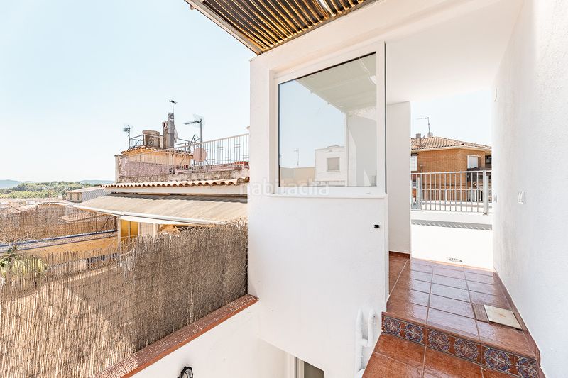 Foto d5902512-84c0-4c8a-92fc-c2d385c7a547. Casa adossada amb aparcament a La Serreta Rubí