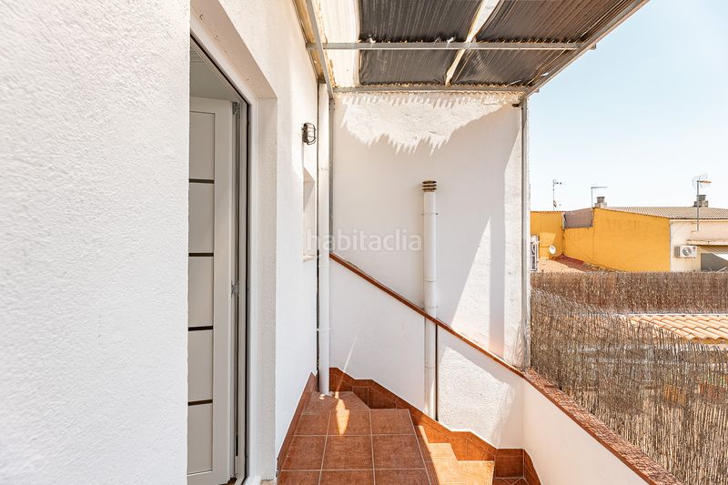 Foto d9966bed-9c77-4d80-bfc2-98a11652d300. Casa adossada amb aparcament a La Serreta Rubí